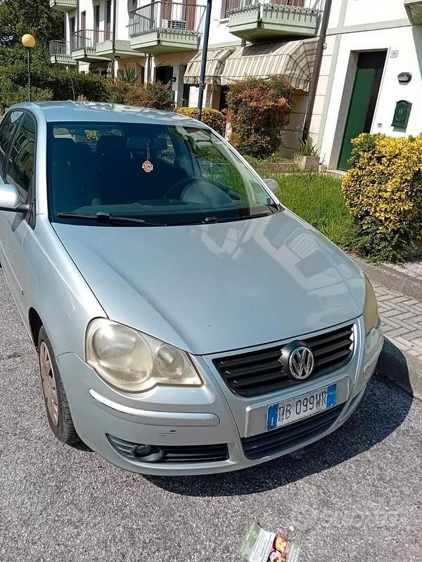 Grigio Usata 2006 VW Polo Tre volumi | 1600 € (Buon prezzo) - Immagine 1/4