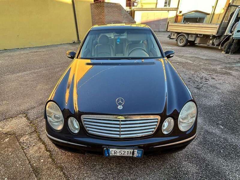 Blu/azzurro Usata 2004 Mercedes E220 Tre volumi | 6500 € (Molto cara) - Immagine 1/4