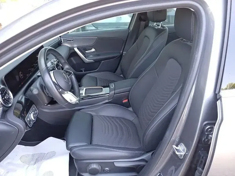 Usata Mercedes A180 Advanced 116 CV (85 kW) 2023 Grigio montagna Utilitaria