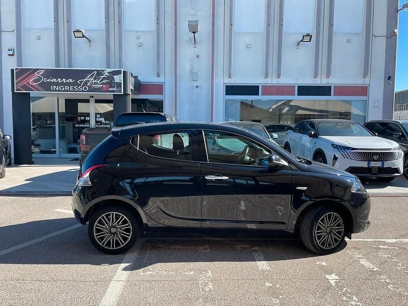 Usata Lancia Ypsilon Gold 71 CV (52 kW) 2023 Nero Utilitaria