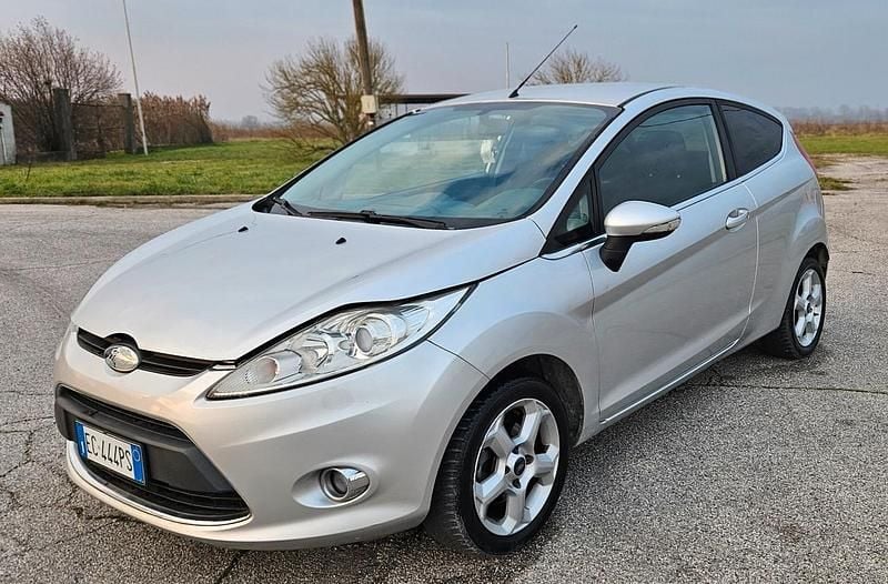Usata Ford Fiesta 92 CV (67 kW) 2010 Argento Utilitaria