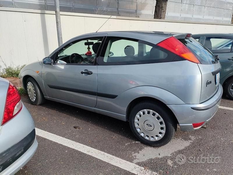 Usata Ford Focus 100 CV (73 kW) 2003 Grigio