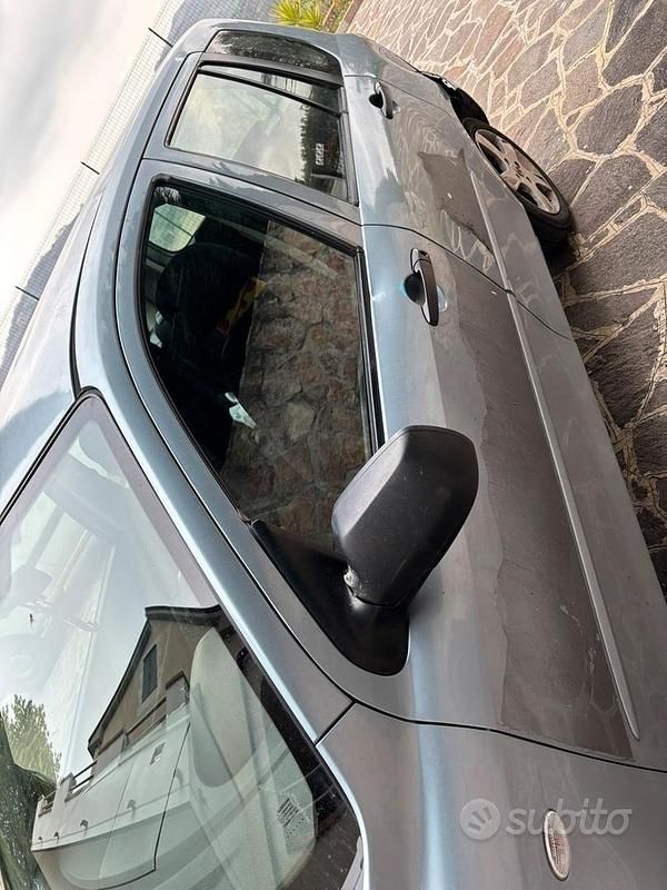 Usata Mazda 2 68 CV (50 kW) 2005 Blu Utilitaria