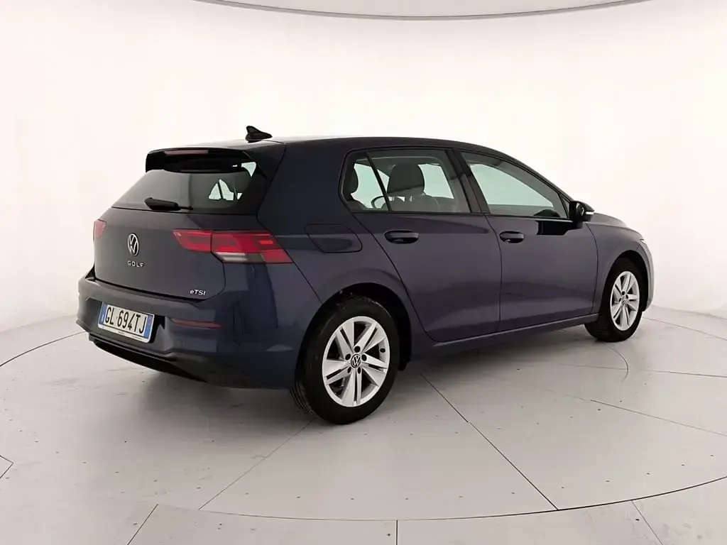 Usata VW Golf VIII Life 110 CV (80 kW) 2023 H7 atlantic blue metallizzato Berlina