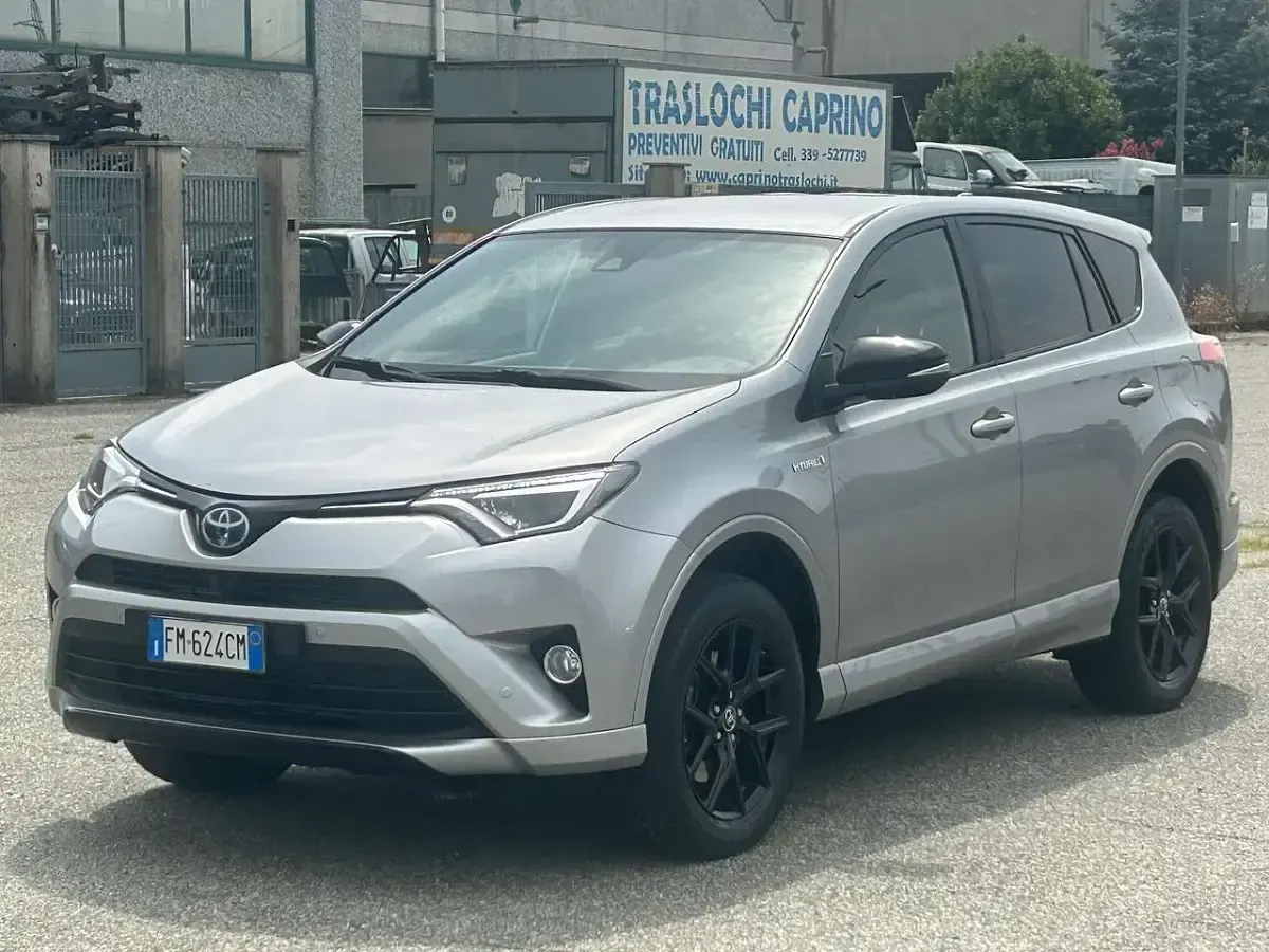 Usata Toyota RAV4 Hybrid Lounge 155 CV (114 kW) 2017 Grigio SUV