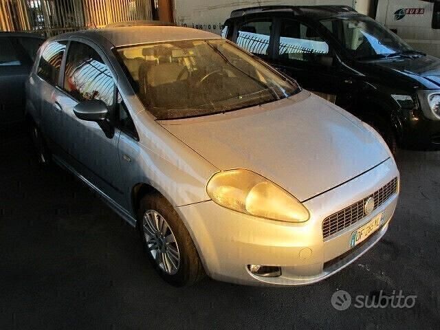 Usata Fiat Grande Punto Dynamic 77 CV (56 kW) 2007 Blu Utilitaria