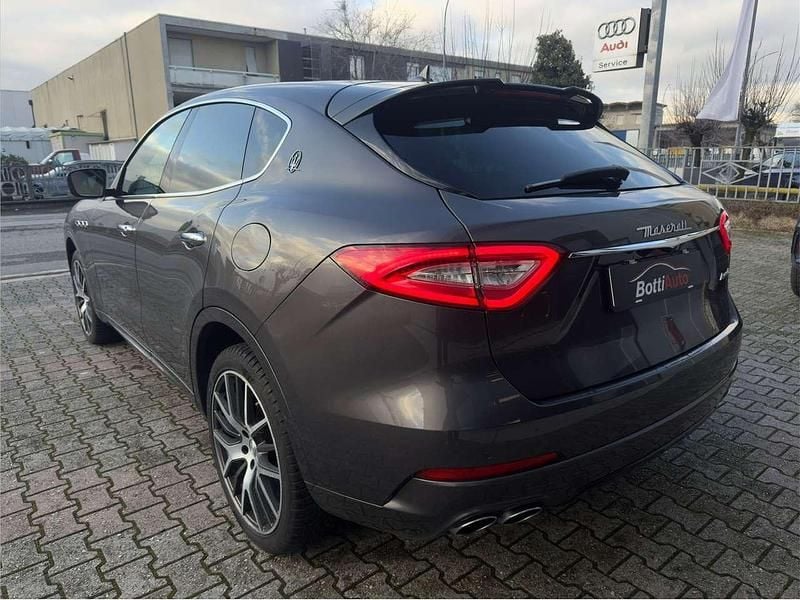 Usata Maserati Levante 275 CV (202 kW) 2017 Grigio metallizzato SUV