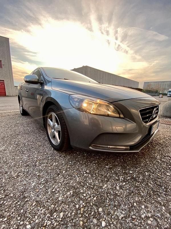 Grigio Usata 2015 Volvo V40 Tre volumi | 6500 € (Buon prezzo) - Immagine 1/4