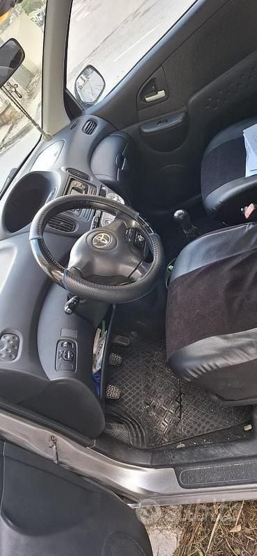 Usata Toyota Yaris Luna 87 CV (63 kW) 2003 Marrone Berlina