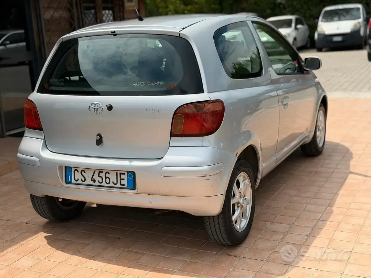 Usata Toyota Yaris Sol 65 CV (47 kW) 2005 Grigio Berlina