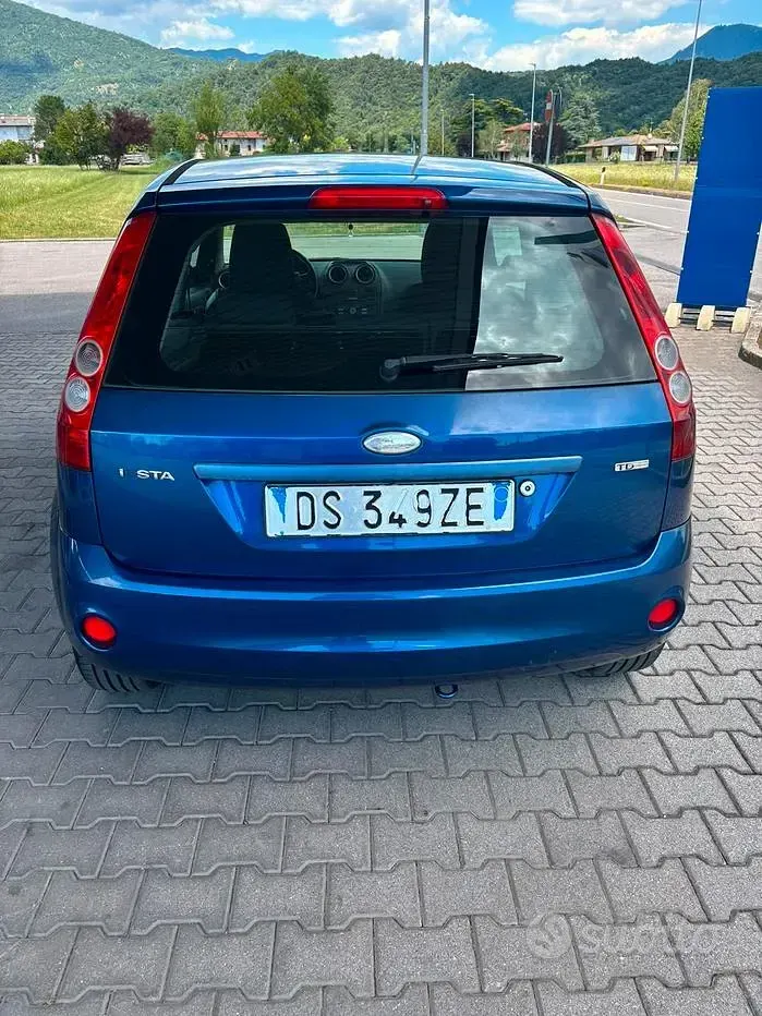 Usata Ford Fiesta Ghia 68 CV (50 kW) 2008 Bluazzurro Utilitaria