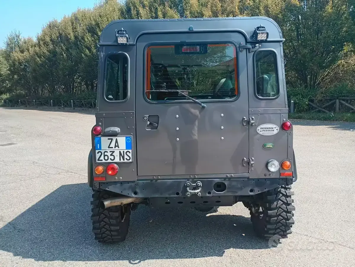 Usata Land Rover Defender 122 CV (89 kW) 2006 Grigio SUV