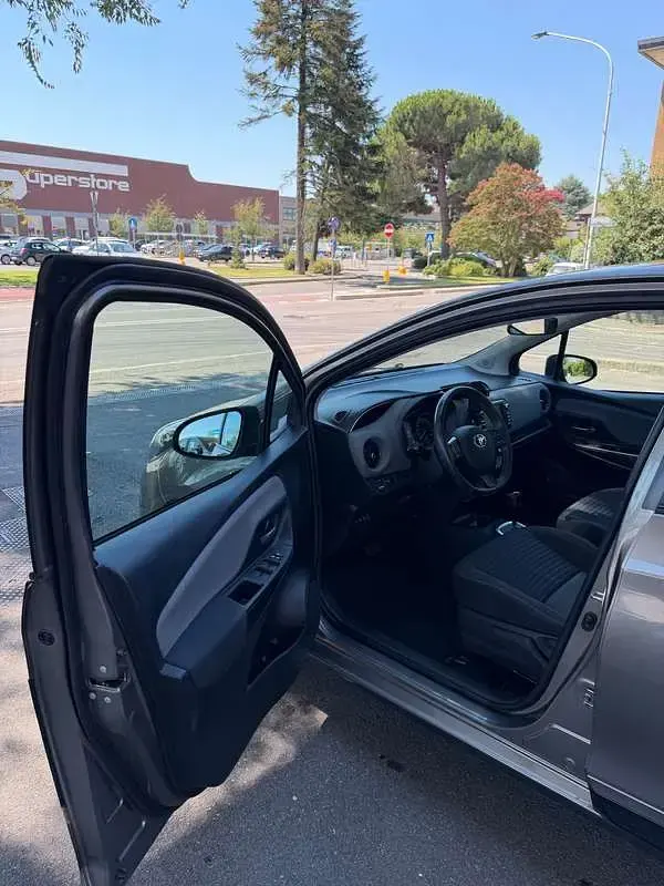 Usata Toyota Yaris 99 CV (72 kW) 2020 Grigio Berlina