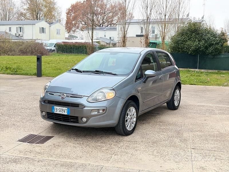 Grigio Usata 2010 Fiat Grande Punto Due volumi | 2600 € (Buon prezzo) - Immagine 1/4