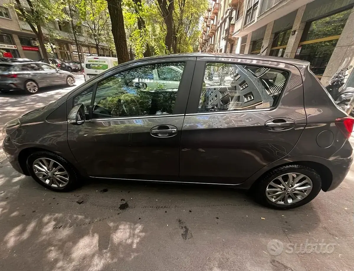 Usata Toyota Yaris Lounge 69 CV (50 kW) 2017 Grigio Berlina