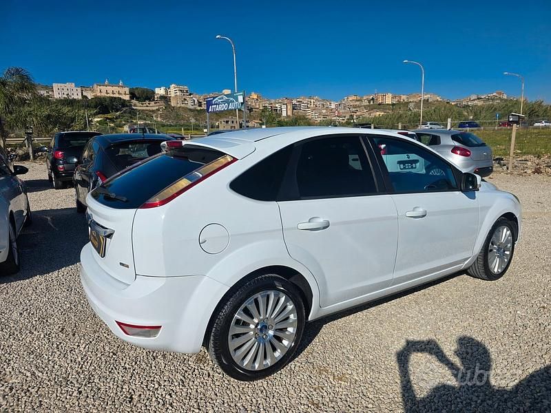 Usata Ford Focus 110 CV (80 kW) 2009 Bianco Berlina