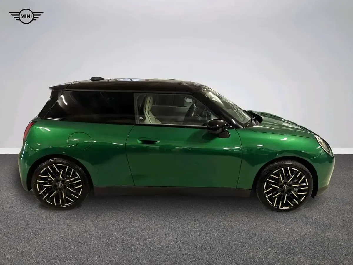 Nuova Mini Cooper SE Favoured 160 kW (218 CV) 2026 Verde Utilitaria