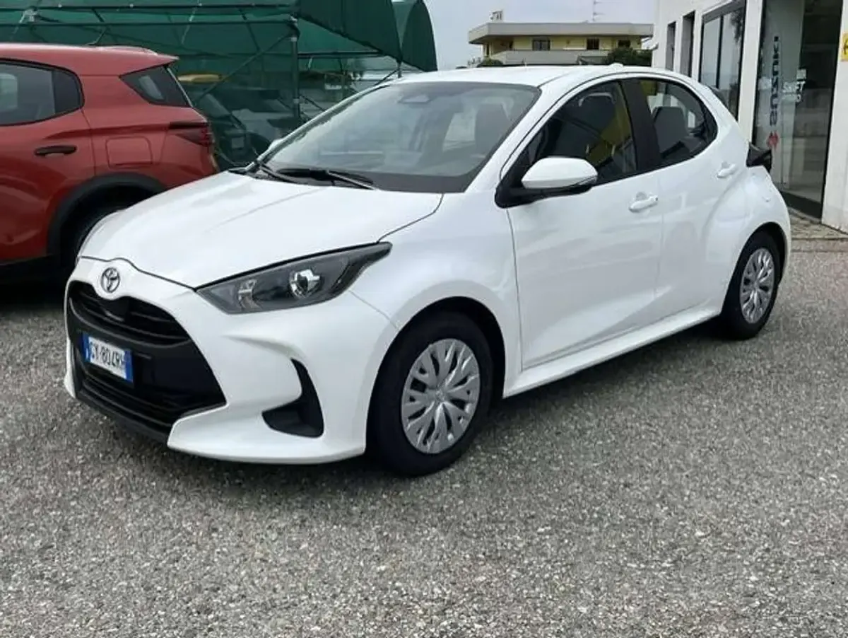 Usata Toyota Yaris Hybrid Active 92 CV (67 kW) 2025 Bianco Berlina