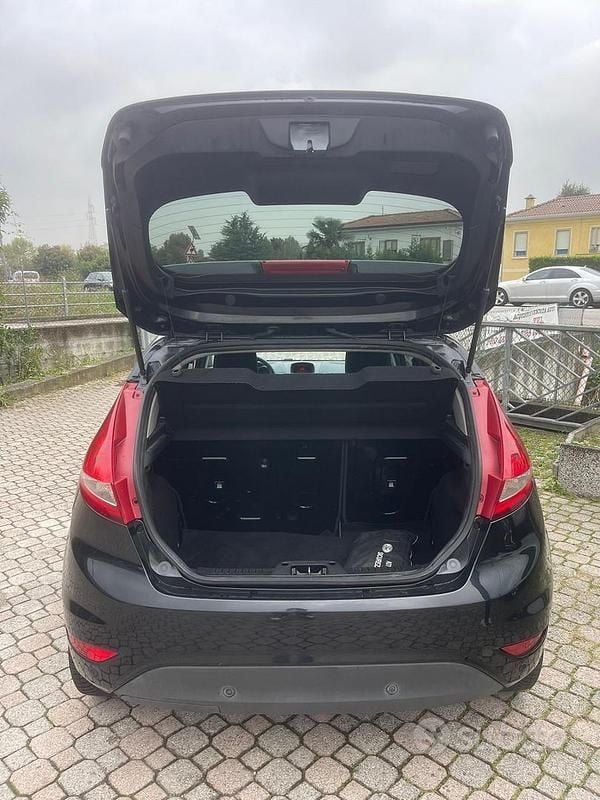 Usata Ford Fiesta Titanium 97 CV (71 kW) 2011 Nero Utilitaria