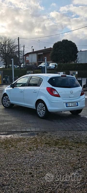 Usata Opel Corsa Edition 86 CV (63 kW) 2011 Bianco Utilitaria