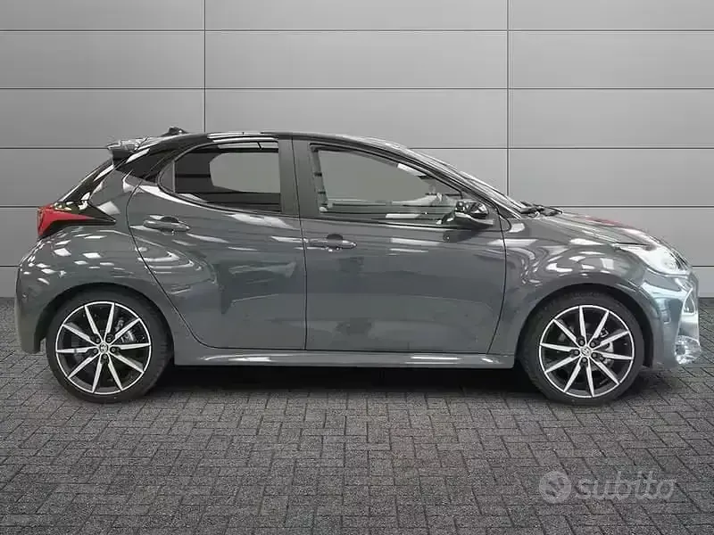 Nuova Toyota Yaris Hybrid Sport 131 CV (96 kW) 2025 Grigio Berlina