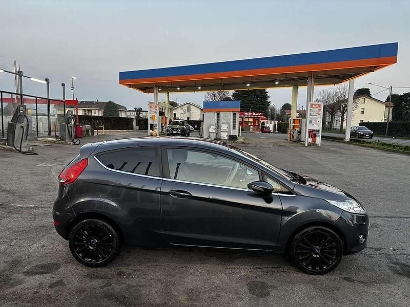 Usata Ford Fiesta Titanium 60 CV (44 kW) 2008 Grigio Utilitaria