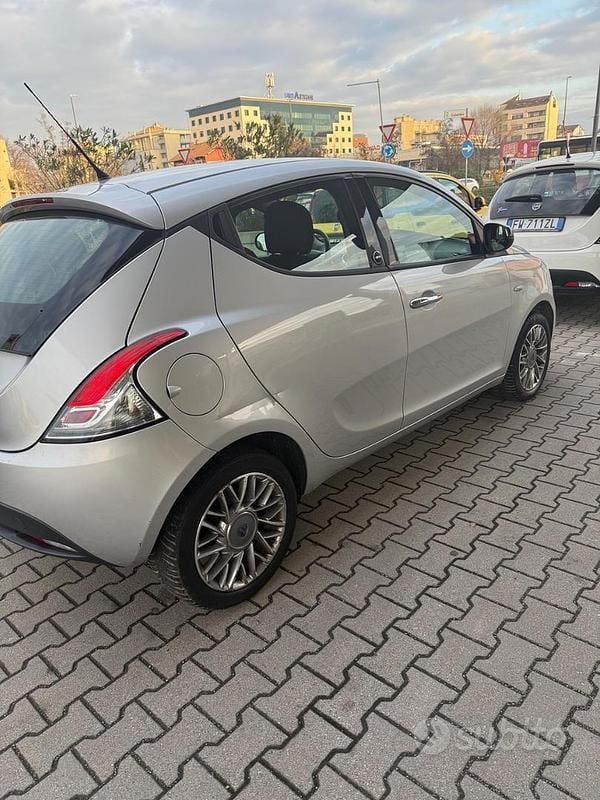 Usata Lancia Ypsilon 60 CV (44 kW) 2012 Grigio Utilitaria