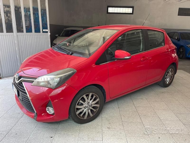 Usata Toyota Yaris Lounge 90 CV (66 kW) 2015 Rosso Berlina