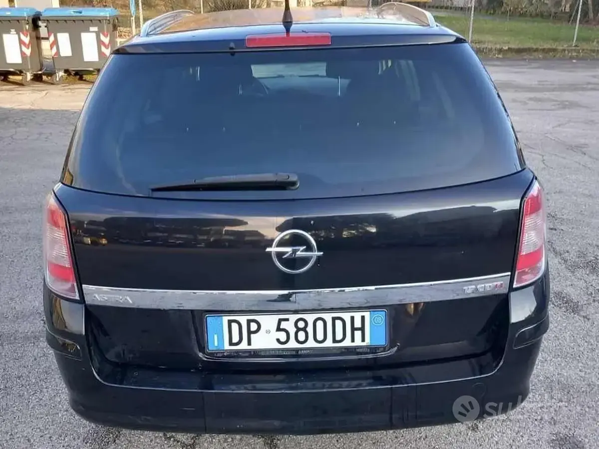 Usata Opel Astra Cosmo 125 CV (91 kW) 2008 Nero Station wagon