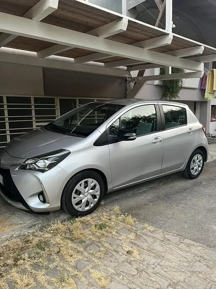 Usata Toyota Yaris 72 CV (52 kW) 2019 Grigio Berlina