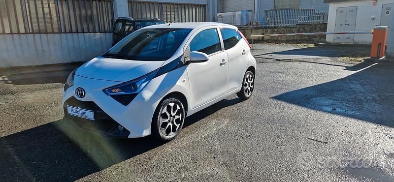 Usata Toyota Aygo Connect Style 72 CV (52 kW) 2021 Bianco Utilitaria