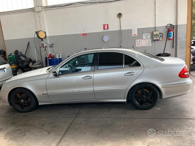 Grigio Usata 2002 Mercedes E270 Avantgarde Tre volumi | 3000 € (Ottimo prezzo) - Immagine 1/4