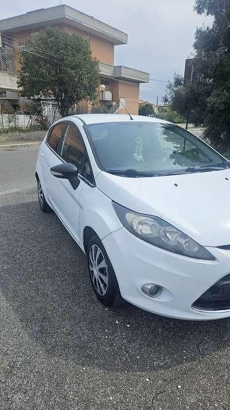 Usata Ford Fiesta 68 CV (50 kW) 2009 Bianco Utilitaria