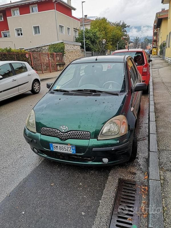 Usata Toyota Yaris 68 CV (50 kW) 2000 Verde Berlina