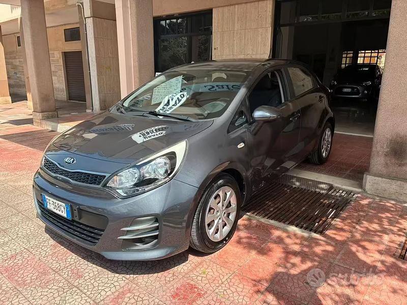 Usata Kia Rio Active 75 CV (55 kW) 2016 Grigio Utilitaria