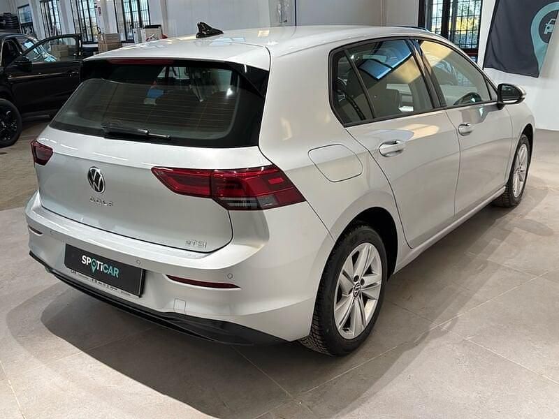 Usata VW Golf VIII Life 131 CV (96 kW) 2023 Argento Berlina
