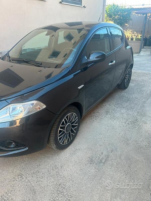Usata Lancia Ypsilon 69 CV (50 kW) 2018 Nero Utilitaria