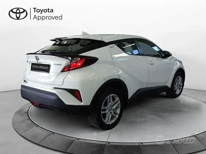 Usata Toyota C-HR Active 122 CV (89 kW) 2023 Bianco SUV