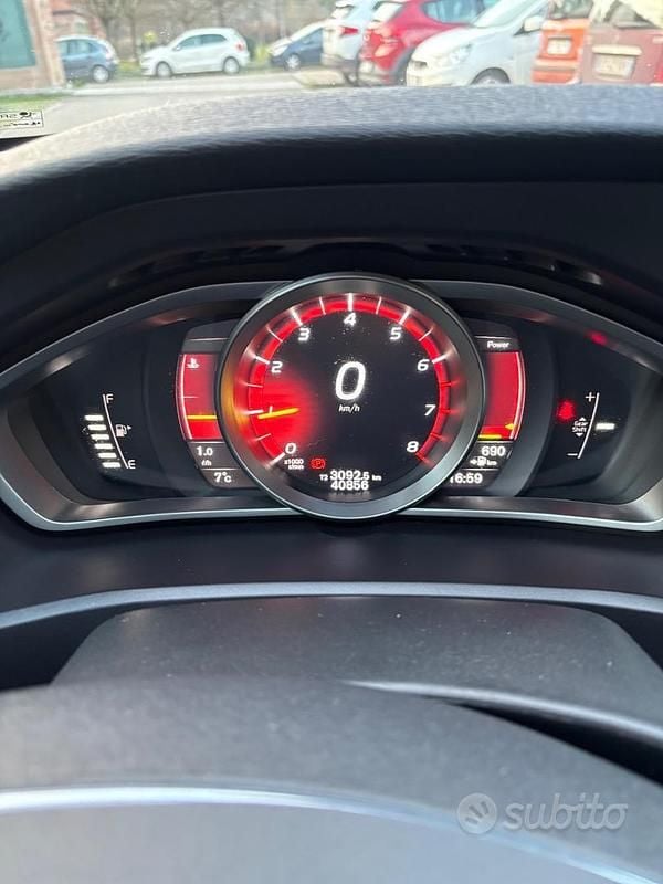 Usata Volvo V40 Business Edition 122 CV (89 kW) 2019 Bianco Berlina