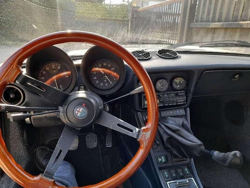 Usata Alfa Romeo Spider 103 CV (75 kW) 1984 Grigio Cabrio