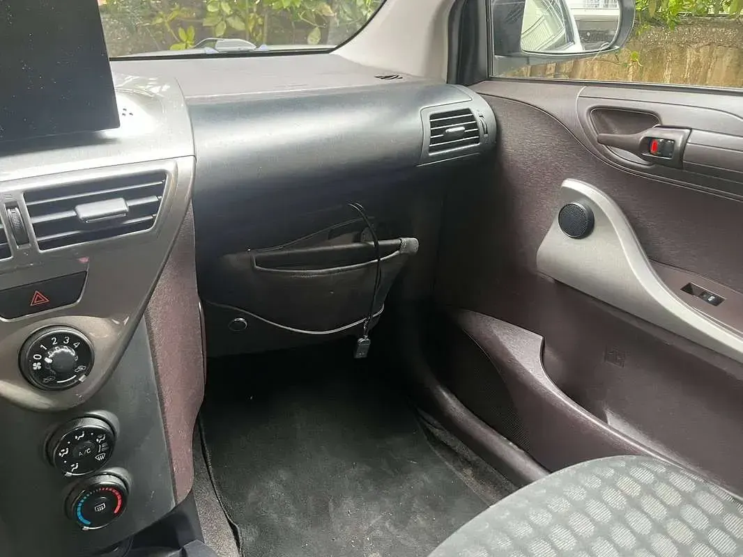 Begagnad Toyota iQ 68 HK (50 kW) 2009 Vit Halvkombi
