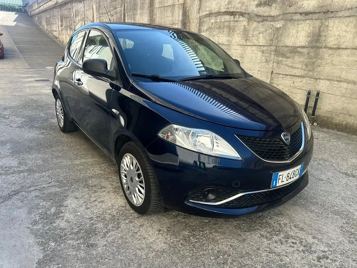 Usata Lancia Ypsilon Silver 69 CV (50 kW) 2017 Blu Utilitaria