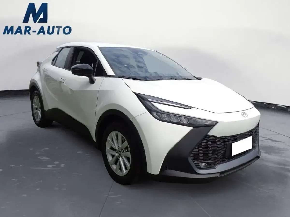 Usata Toyota C-HR Active 140 CV (102 kW) 2024 Bianco SUV
