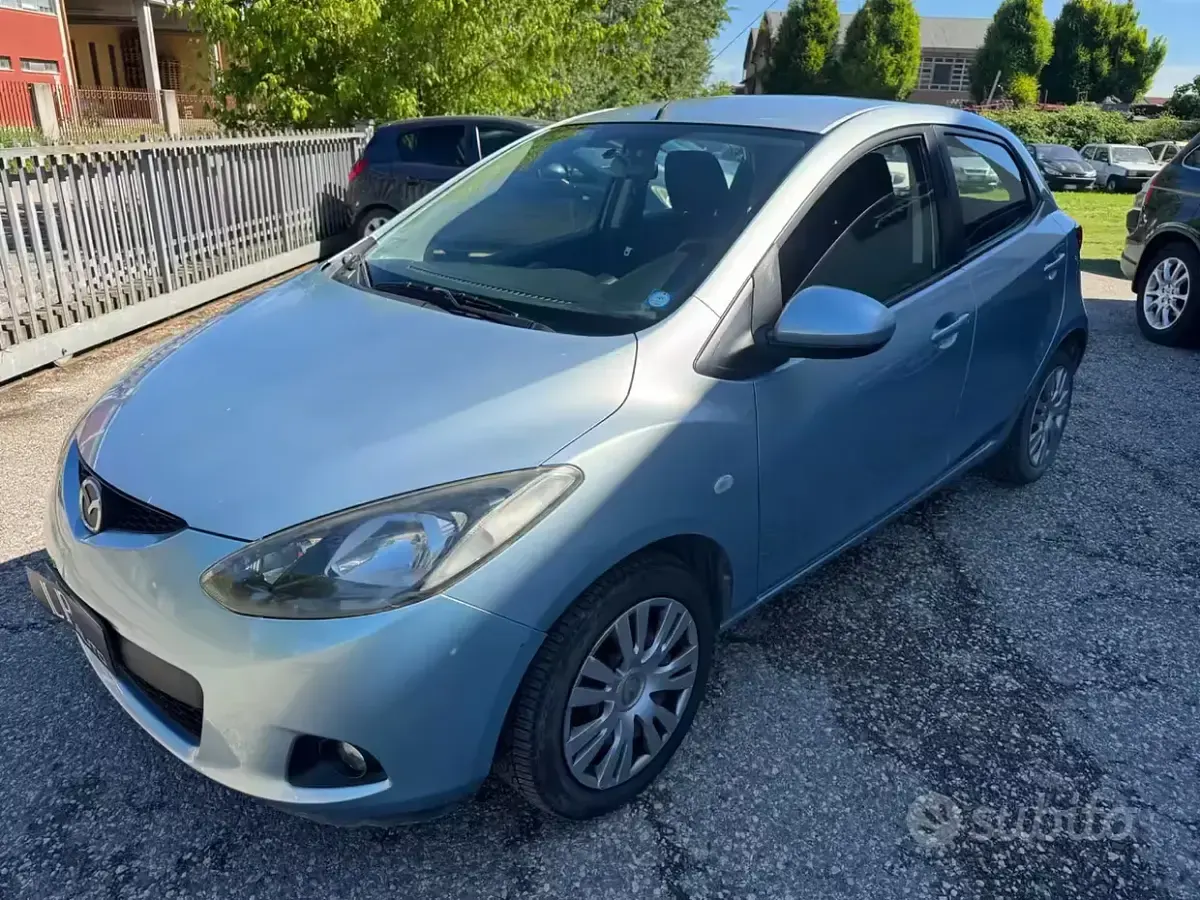 Usata Mazda 2 75 CV (55 kW) 2010 Blu Utilitaria