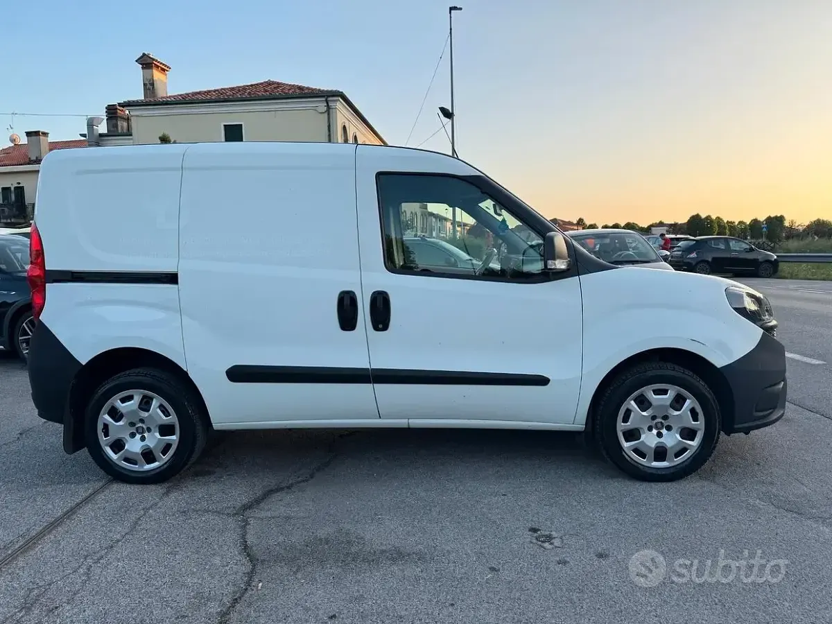 Usado Fiat Doblò Easy 120 HP (88 kW) 2021 Branco Monovolume