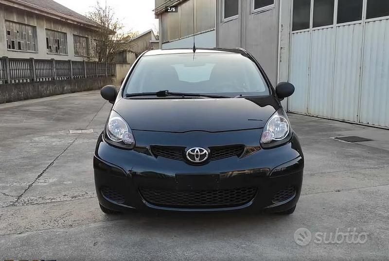 Usata Toyota Aygo 68 CV (50 kW) 2012 Nero Utilitaria