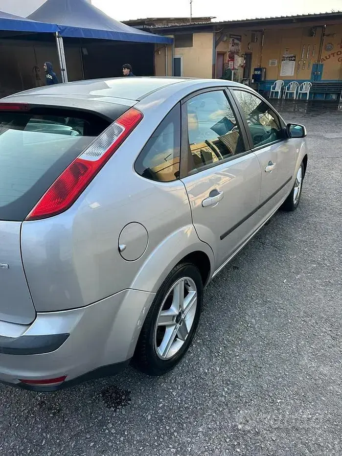 Usata Ford Focus 116 CV (85 kW) 2005 Grigio Berlina