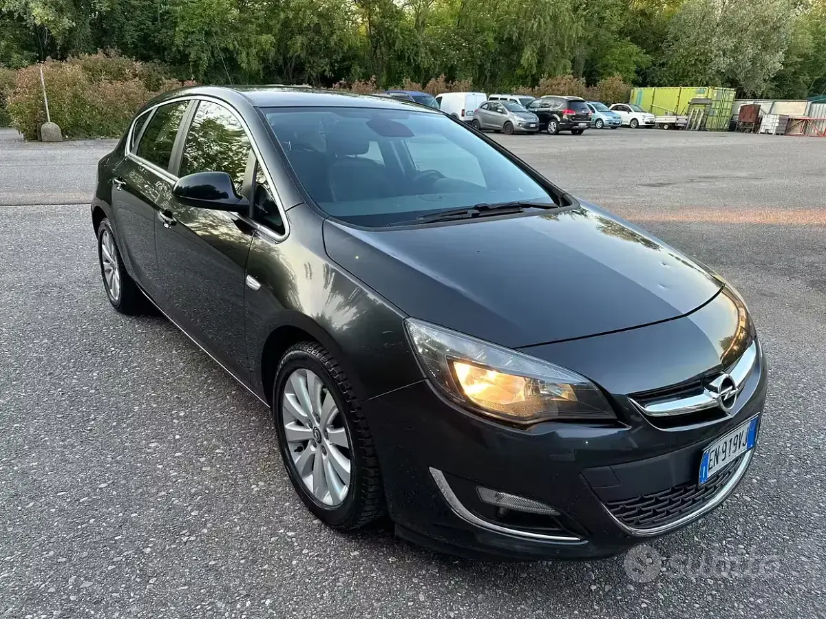 Usata Opel Astra Cosmo 130 CV (95 kW) 2013 Nero Berlina