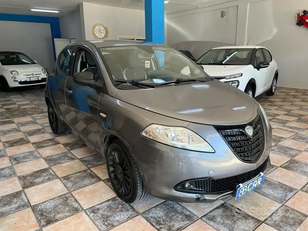 Usata Lancia Ypsilon 69 CV (50 kW) 2014 Grigio Utilitaria
