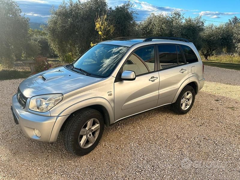 Grigio Usata 2005 Toyota RAV4 SUV | 7500 € (Molto cara) - Immagine 1/4